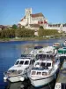 Auxerre - Muelles del Yonne con sus barcos amarrados, con vistas al río y a la catedral de Saint-Étienne