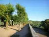 Avallon - Promenade de la Petite Porte et son esplanade plantée de tilleuls avec vue sur le paysage alentour