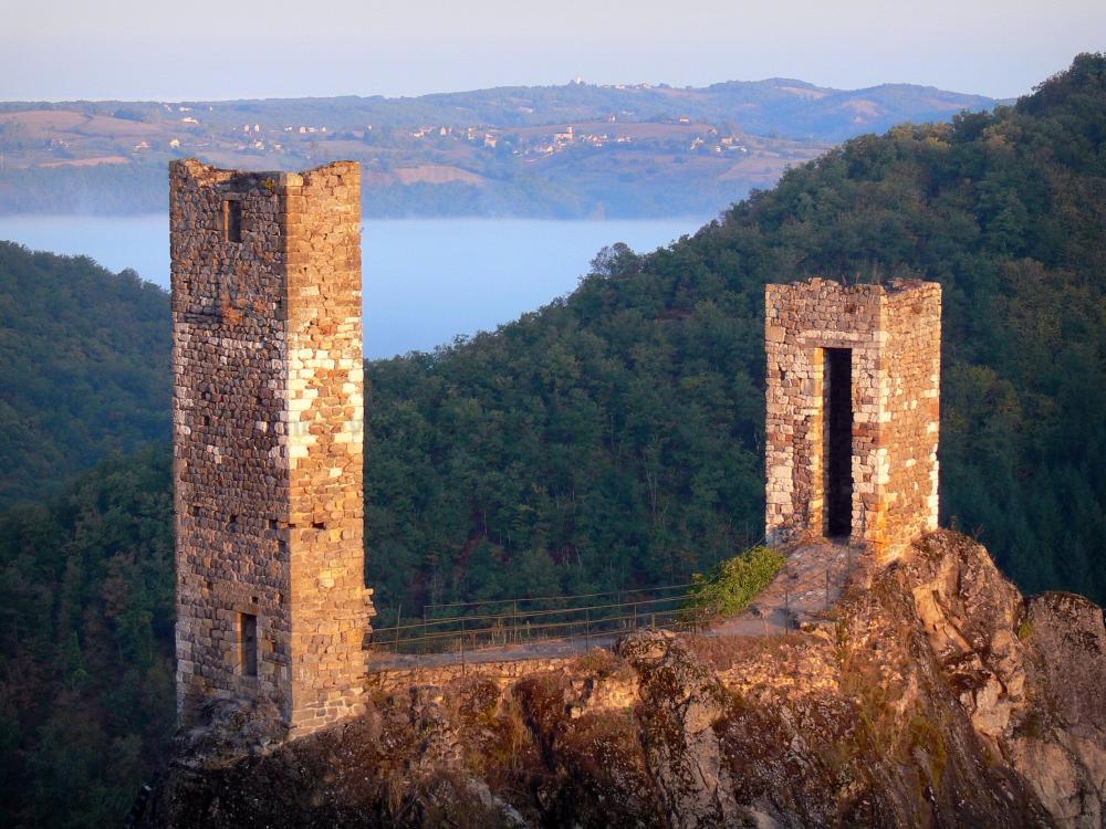Guide de l'Aveyron - Peyrusse-le-Roc - Site médiéval : tours du roc del Thaluc, avec vue sur le paysage alentour