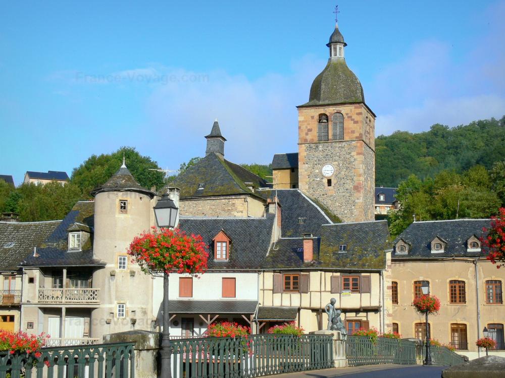 Guide de l'Aveyron - Saint-Geniez-d'Olt - Pont fleuri, clocher de l'église Saint-Geniez et façades de maisons de la ville