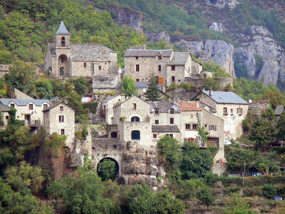 Guide de l'Aveyron - Cantobre - Église Saint-Étienne et maisons du village de Cantobre ; sur la commune de Nant, dans la vallée de la Dourbie et le Parc Naturel Régional des Grands Causses