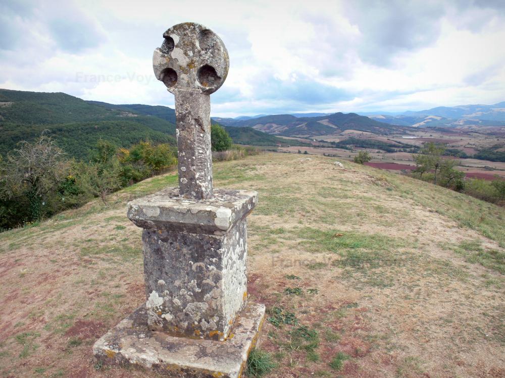 Guide de l'Aveyron - Paysages de l'Aveyron - Rougier de Camarès, dans le Parc Naturel Régional des Grands Causses : croix ancienne (commune de Gissac) avec panorama