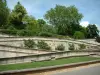 Avignon - Rocher des Doms : pelouse, statue, arbres