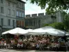 Avignon - Restaurant terras, huizen, bomen en muren