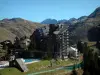 Avoriaz - Chairlift (skilift), het zwembad en woningen van het resort, de bergen, in de Haut-Chablais