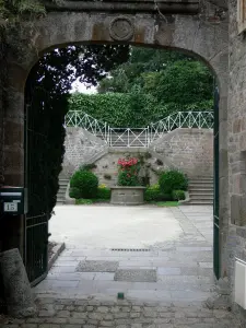 Avranches - La entrada a un patio y el jardín de la mazmorra