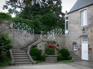 Avranches - Haus aus Stein, Treppen die zum Garten des Bergfrieds führen