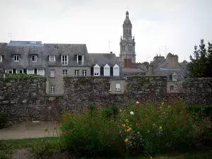 Avranches - Jardín de flores (flores) de la mazmorra con vistas al campanario de la Basílica de St. Gervais y las casas de la ciudad