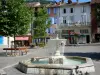 Ax-les-Thermes - Spa: Fountain Square Roussel, bomen, bankjes en gevels van huizen