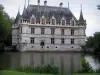 Azay-le-Rideauの城 - ルネッサンスの城、川（l'Indre）、水の端にある花、公園の木々