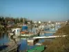 Bacino di Marennes-Oléron - Porto di Cayenne, in Marennes: canale, barche e cabine nel porto di ostriche