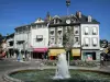 Bagnères-de-Bigorre - Station thermale : façades de maisons et fontaine de la place Lafayette