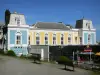 Bagnères-de-Bigorre - Thermalbad: Gebäude mit blauer Fassade bergend das Zentrum Aquensis (die Stätte des Wassers, SPA Thermalbad), Spielbank verziert mit Sitzbänken