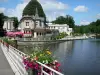 Bagnoles-de-l'Orne - Lake, florescendo guardrail (flores), Casino e moradias do spa; no Parque Natural Regional da Normandia-Maine