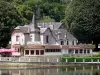 Bagnoles-de-l'Orne - Spa: villa e seu restaurante terraço à beira do lago