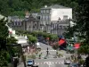 Bagnoles-de-l'Orne - Vue sur la fontaine de la place de la République et les façades de la rue du Docteur Poulain