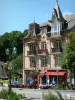 Bagnoles-de-l'Orne - Villa et terrasse de café de la station thermale