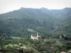 Balagne - Kerk en huizen omgeven door heuvels