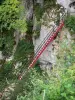 Balança da morte - Escada de ferro, penhasco (parede de pedra) e arbustos; no desfiladeiro de Doubs