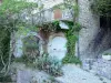 Balazuc - Maison en pierre agrémentée de végétaux