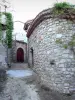 Balazuc - Ruelle et façades de pierres du village