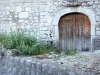 Balazuc - Porte en bois d'une maison et ses abords fleuris