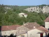 Balazuc - Maisons du village entourées de verdure, dans la vallée de l'Ardèche