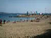 Bandol - Playa de arena de la localidad entre los turistas y el mar Mediterráneo