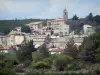 Banon - Torre de la iglesia y las casas de alta de la villa medieval