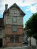 Bar-sur-Seine - Renaissance huis, stoep en fiets, bomen en wolken in de blauwe hemel