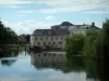 Bar-sur-Seine - Bomen en gebouwen weerspiegelt in de rivier (de Seine)
