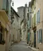 Barbentane - Callejón de la vieja aldea con sus casas con las persianas de colores y una torre en el fondo