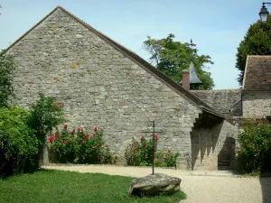 Barbizon - Facciate della città dominato dal campanile della chiesa di Notre-Dame-de-la-Perseverance