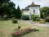 Barbotan-les-Thermes - Station thermale (sur la commune de Cazaubon) : église Saint-Pierre et parc agrémenté de fleurs, de bananiers et d'arbres
