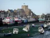 Barfleur - Porto: pequenos barcos de recreio na maré baixa, barcos de pesca ancorados no cais, casas de granito e igreja da aldeia; na península do Cotentin