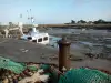 Barfleur - Port : quai avec des filets de pêche, bateaux à marée basse