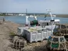 Barneville-Carteret - Muelle del puerto con taquillas y cuerdas de pesca, barco de pesca atracado mar (Canal Inglés) y las casas en la localidad