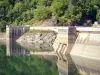 Barrage d'Enchanet - Barrage hydroélectrique se reflétant dans les eaux de la retenue