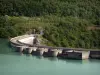 Barrage de Vouglans - Barrage, eau du lac de Vouglans (retenue d'eau artificielle) et arbres sur la rive