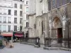 Barrio Latino - Portal de la iglesia de St. Severin, restaurante con terraza y fachadas barrio de Saint Severin