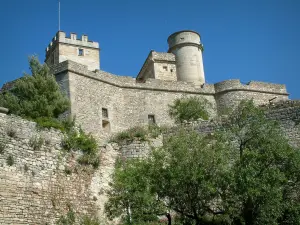 Le Barroux - Bäume, Mauern und Schloß