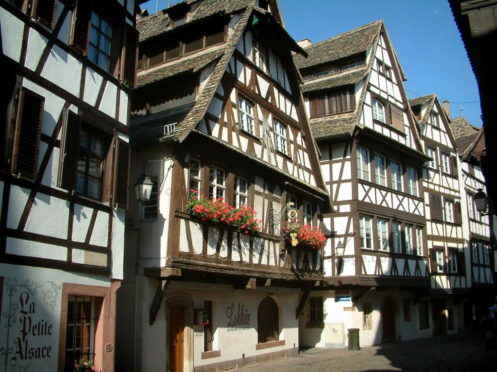 Guide du Bas-Rhin - Strasbourg - La Petite France (ancien quartier des tanneurs, meuniers et pêcheurs) : maisons médiévales à pans de bois aux toits pentus et ouverts