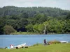Base de loisirs de La Ferté-Macé - Plan d'eau (lac), pelouse et arbres ; dans le Parc Naturel Régional Normandie-Maine