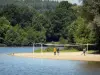 Base de loisirs de La Ferté-Macé - Terrain de volley-ball et arbres au bord du plan d'eau (lac) ; dans le Parc Naturel Régional Normandie-Maine