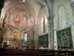 Basilica di Évron - Interno della Basilica di Nostra Signora della Spina: Cappella di Saint Crespin: murale di Cristo in Maestà e arazzi Aubusson