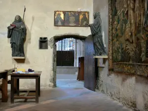 Basilica di Évron - Interno della Basilica di Nostra Signora della Spina: Cappella di Saint Crespin: statue di santi e Aubusson arazzo