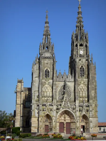 Basílica de Nossa Senhora do Espinho - Fachada da Basílica Notre-Dame de estilo gótico extravagante