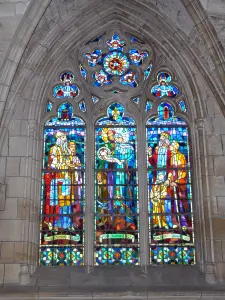 Basílica de Nossa Senhora do Espinho - Interior da Basílica de Notre-Dame: vitrais