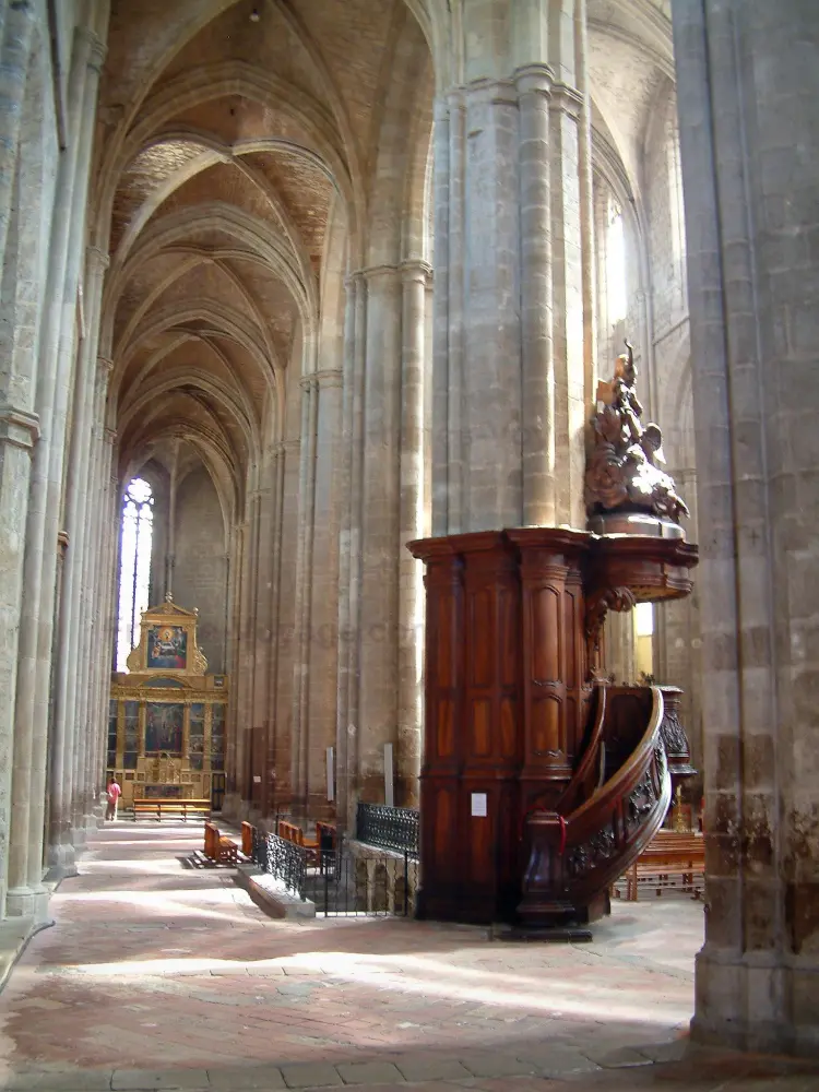 A basílica de Saint-Maximin-la-Sainte-Baume - Basílica de Saint-Maximin-la-Sainte-Baume: Interior da Basílica de Santa Maria Madalena: púlpito e retábulo da Paixão (ou Crucificação) em segundo plano