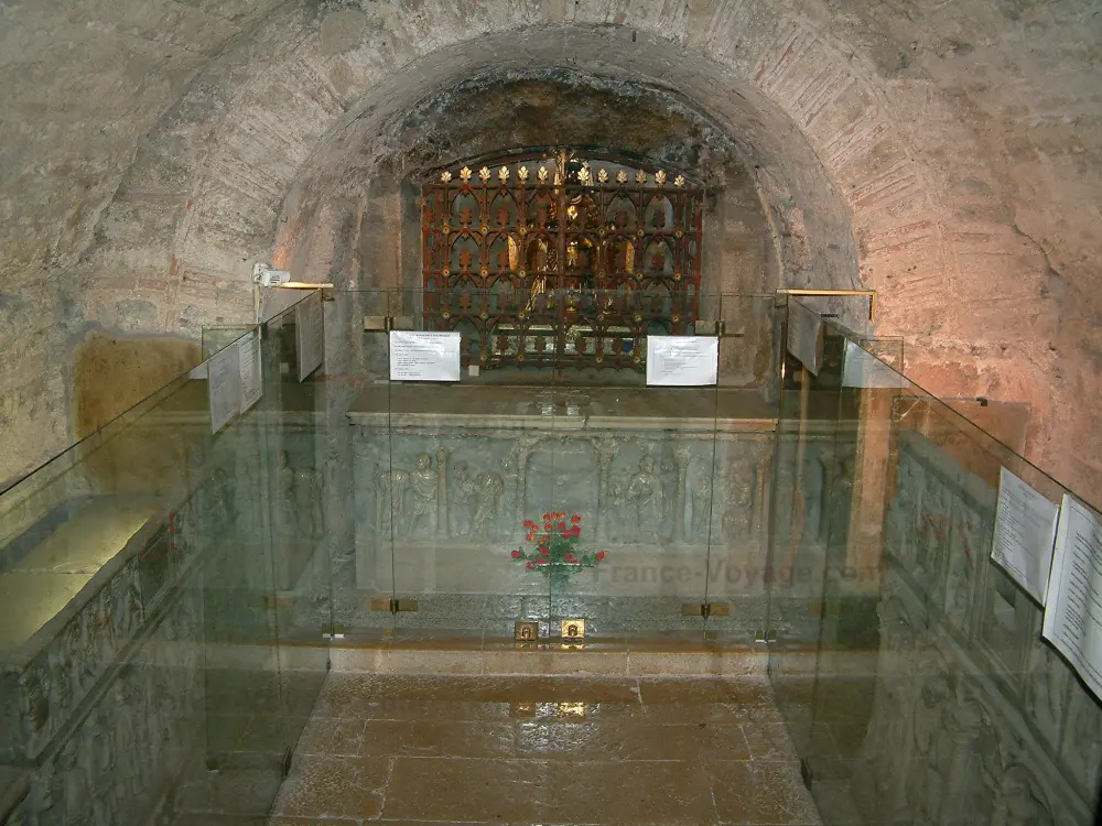 A basílica de Saint-Maximin-la-Sainte-Baume - Basílica de Saint-Maximin-la-Sainte-Baume: Interior da Basílica de Santa Maria Madalena: sarcófagos da cripta